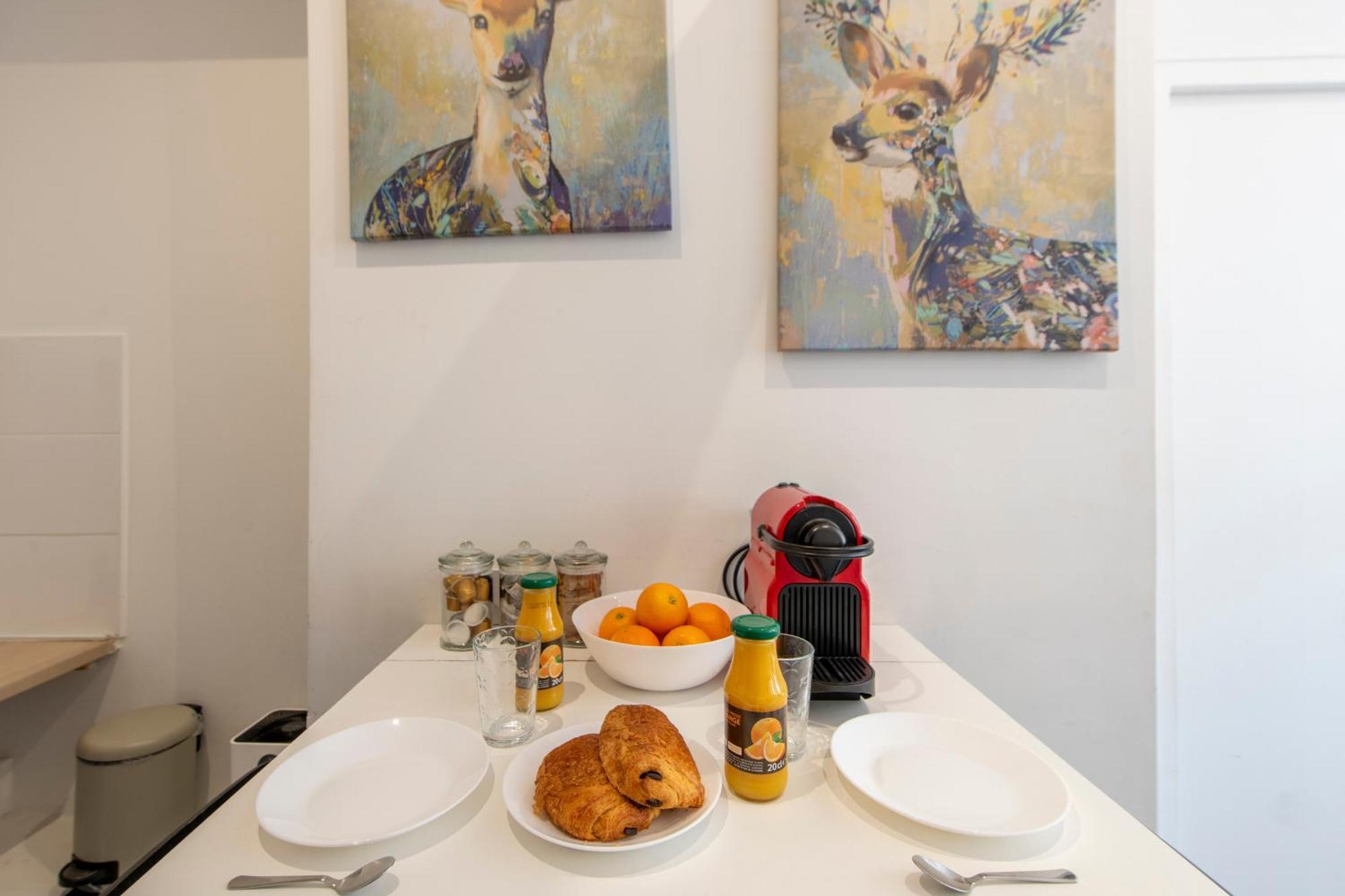 Parisian Getaway For Two In Iconic Montmartre Neighborhood Apartment