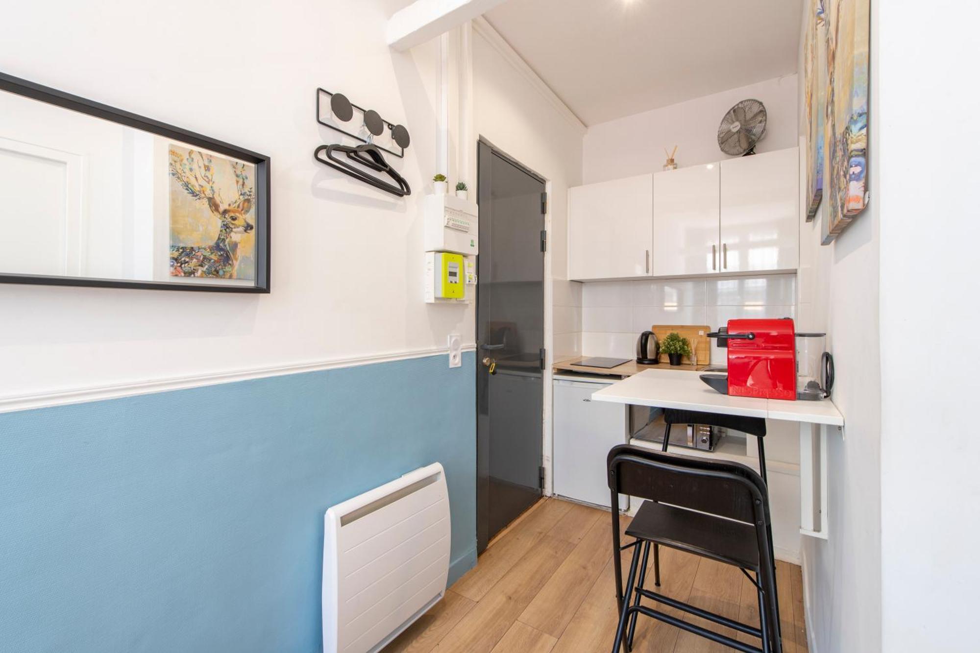 Parisian Getaway For Two In Iconic Montmartre Neighborhood Apartment *