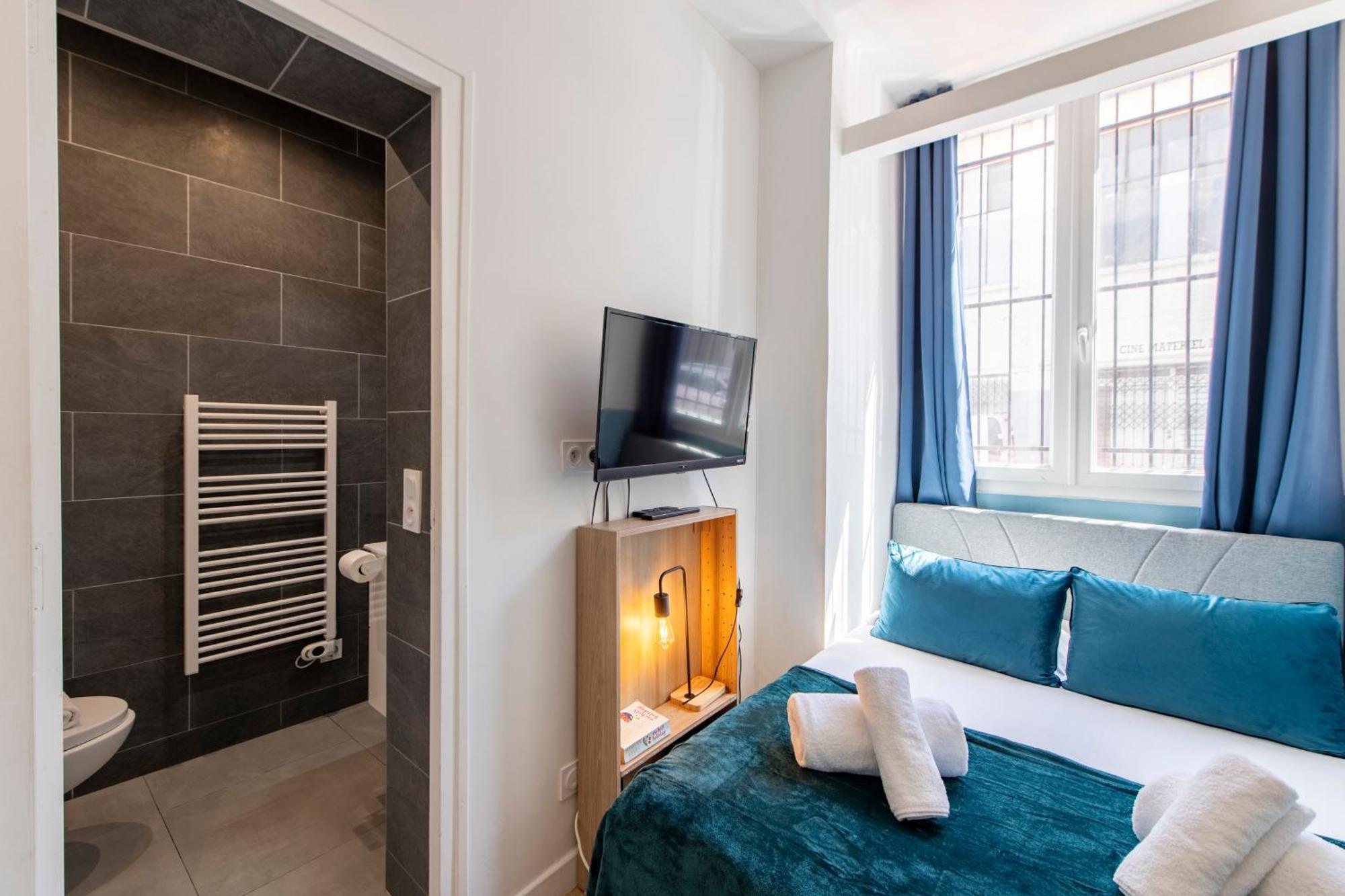 Parisian Getaway For Two In Iconic Montmartre Neighborhood Apartment Paris