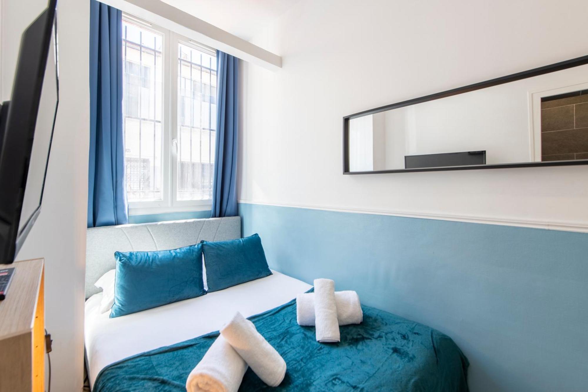 Parisian Getaway For Two In Iconic Montmartre Neighborhood Apartment Paris