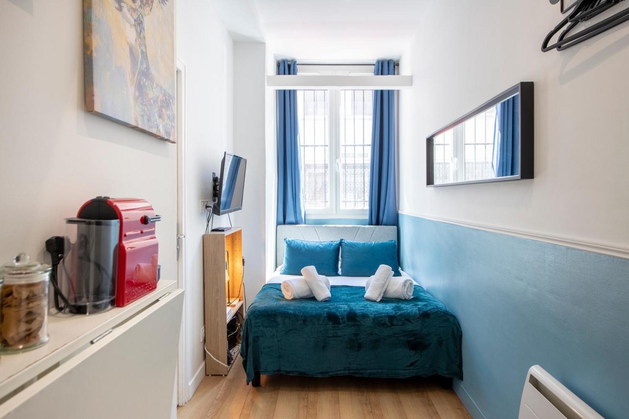 Apartment Parisian Getaway For Two In Iconic Montmartre Neighborhood