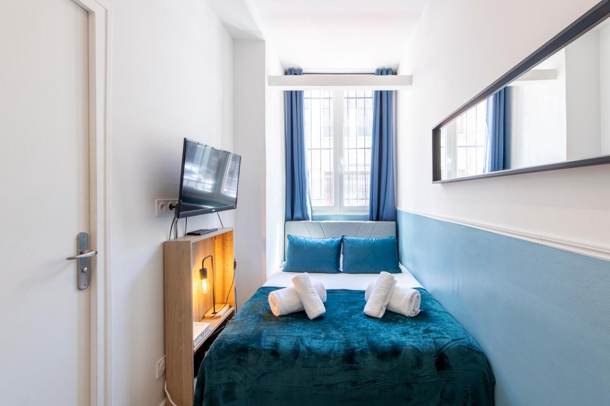 Apartment Parisian Getaway For Two In Iconic Montmartre Neighborhood *